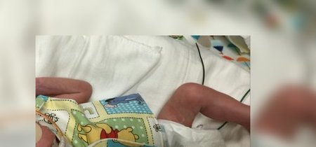 Una madre cose y dona camisas pensadas especialmente para bebés prematuros extremos