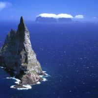 Esta gigantesca pirámide pétrea sale del mar y tiene seis veces la altura de la Estatua de la Libertad