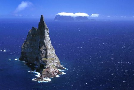 Esta gigantesca pirámide pétrea sale del mar y tiene seis veces la altura de la Estatua de la Libertad