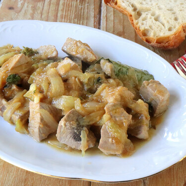 Receta de atún encebollado a la andaluza, el sencillo plato gaditano que puedes tener en la mesa en 30 minutos