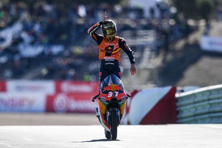 Pedro Acosta, el campeón español más joven de la historia de las motos y el tercer menor de edad que gana un mundial