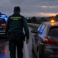 Los Guardias Civiles, sobre la nueva norma de las balizas V16: "la DGT pretende que un guardia civil haga de triángulo de emergencia" 