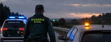 Guardias Civiles claman contra las nuevas medidas de la DGT para las balizas V16: "es materialmente imposible"