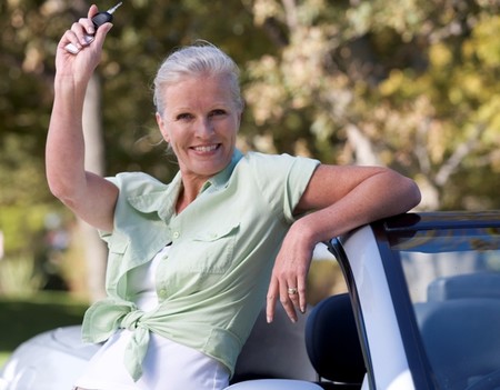 mujer mayor coche