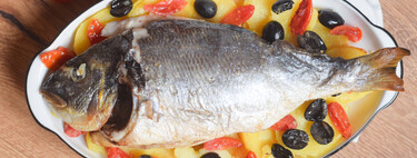 Dorada al horno con aceitunas y tomates cherry: una receta infalible de pescado