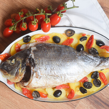 Dorada al horno con aceitunas y tomates cherry: una receta infalible de pescado