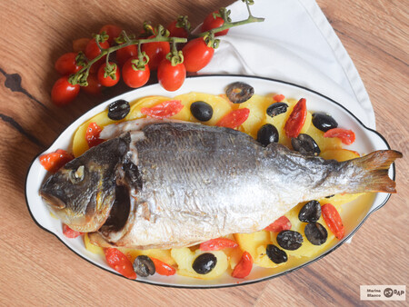 Dorada al horno con aceitunas y tomates cherry: una receta infalible de pescado