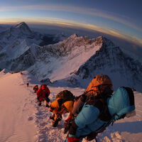 Hay algo peor que el Everest convertido en una montaña llena literalmente de mierda: los rescates estafa