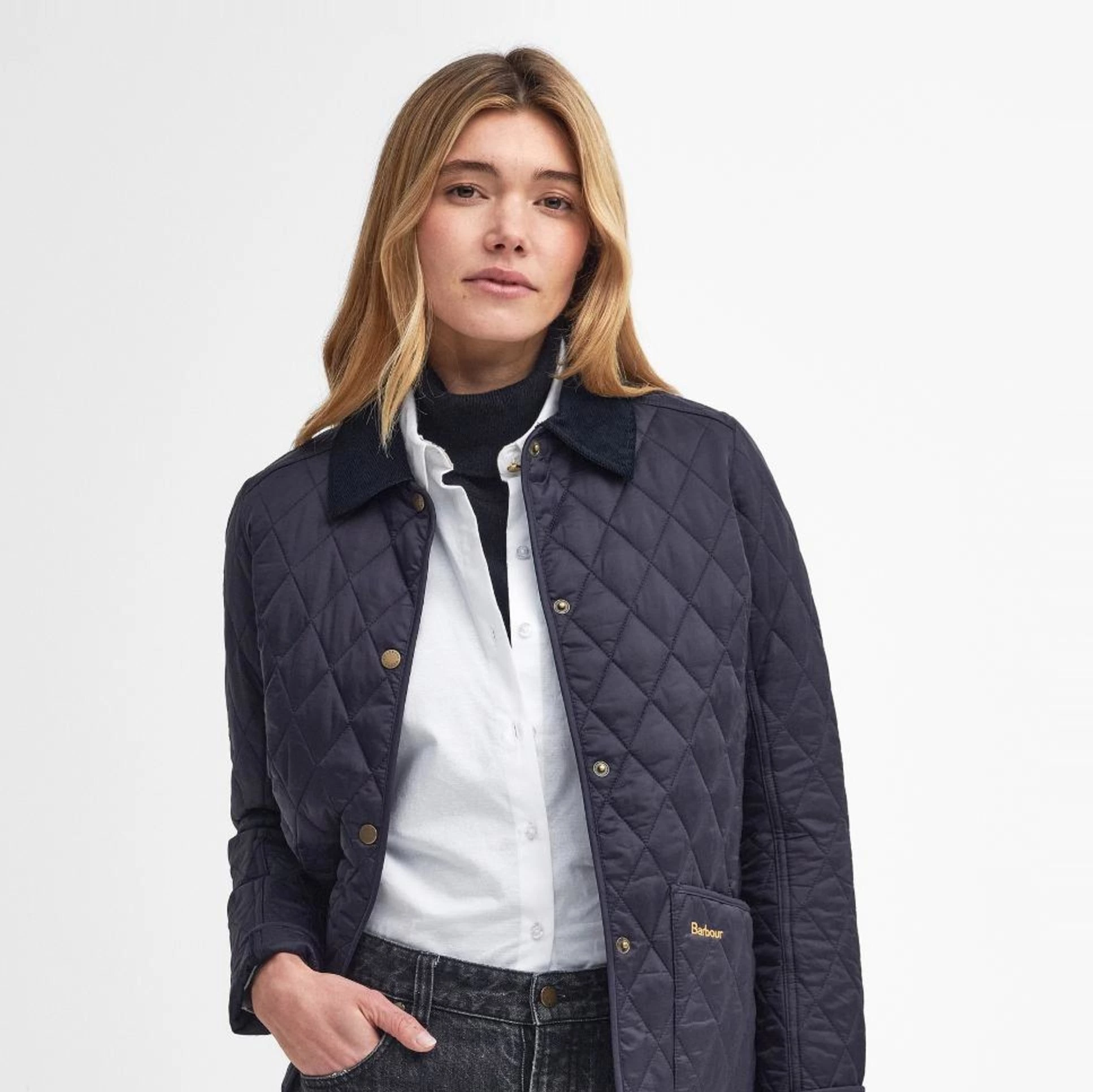 Chaqueta encerada con bolsillos calientamanos en el pecho y bolsillos de parche inferiores