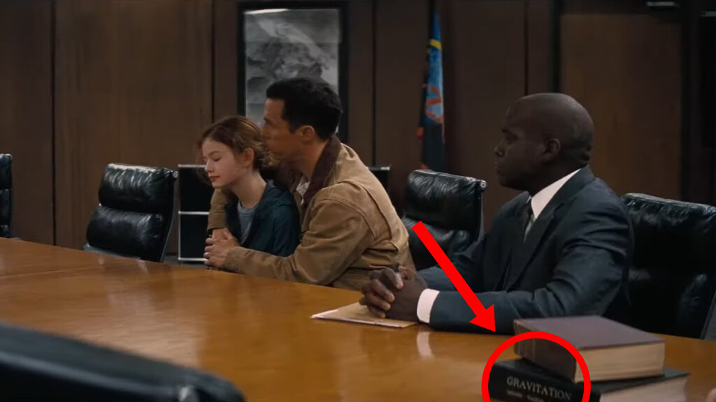 Si paras Interstellar en el minuto 26:50 verás el libro de una persona clave para que la película fuese tan absurdamente increíble