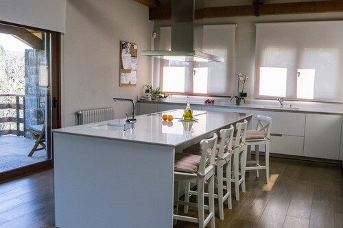 Cocina con isla y terraza