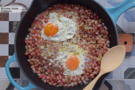 Sartén de granada y huevos. Receta saludable