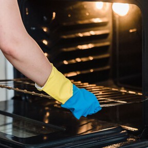Mezclar bicarbonato con jabón líquido: para qué sirve y cómo aprovecharlo para limpiar el horno