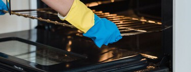 Mezclar bicarbonato con jabón líquido: para qué sirve y cómo aprovecharlo para limpiar el horno