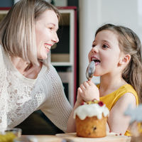 Cómo hacer repostería saludable con los niños: consejos y 11 recetas de postres para disfrutar este verano