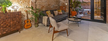 Ante la crisis de la vivienda, cada vez hay más locales que se transforman en casas: esta reforma de un bajo en Barcelona es de lo más inspirador