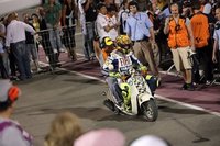 Valentino Rossi se cae haciendo motocross