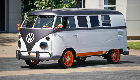 Esta Volkswagen Kombi de 1962 ahora es una furgoneta eléctrica y tiene hasta apertura por reconocimiento facial
