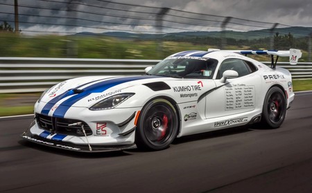 Aquí tienes 7 minutos que harán historia: el vídeo del Dodge Viper ACR envenenando Nürburgring