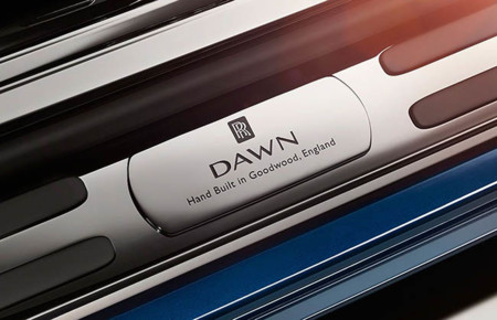 Y seguimos con los teasers de camino a Frankfurt, he aquí el Rolls-Royce Dawn