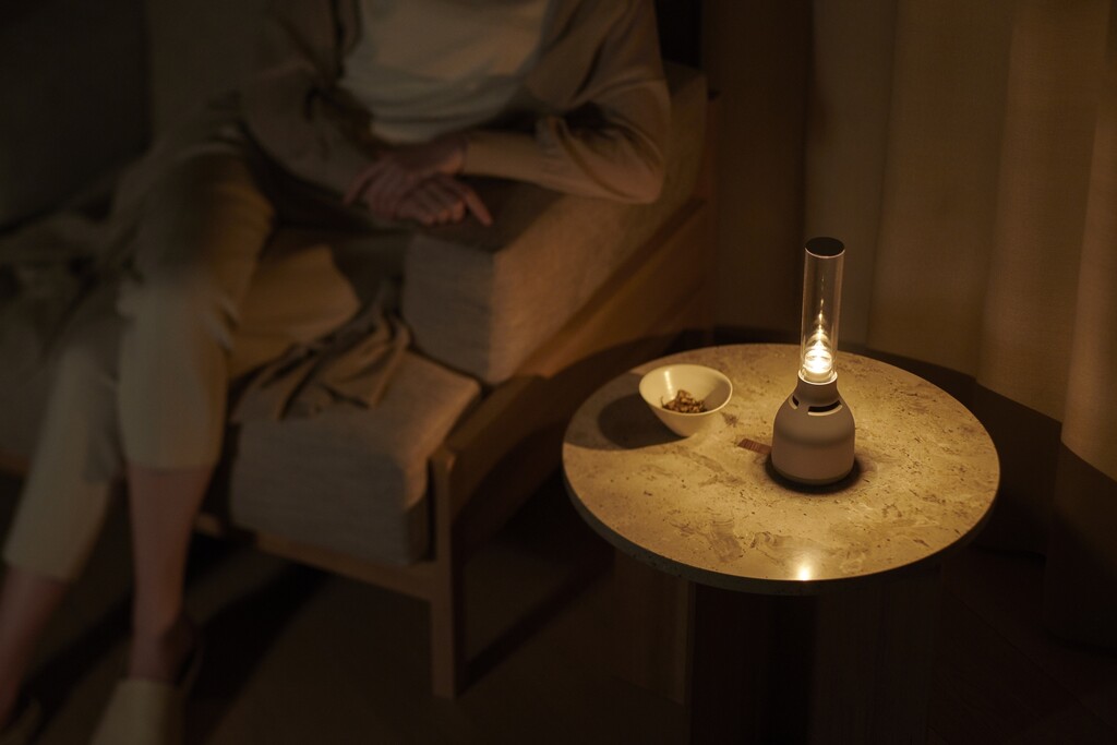 Sony lanza el Glass Sound LSPX-S3, un altavoz inalámbrico de diseño con tweeter de cristal y lámpara LED