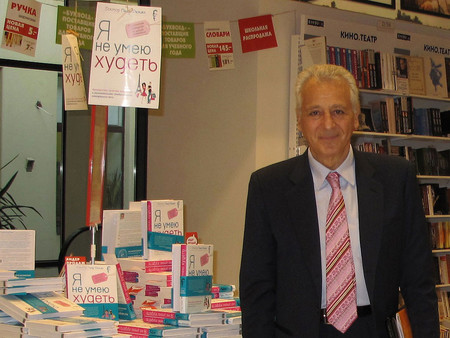 1024px Pierre Dukan Presents His Book I Don T Know How To Get Slimmer In Russia