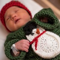 Un hospital viste a los bebés ingresados con jerseys navideños tejidos por enfermeras, y se ven así de adorables