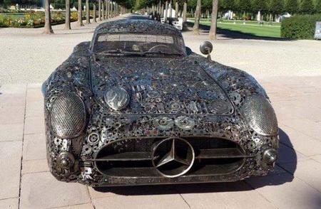 Réplica del Mercedes 300 SLR con 10.000 piezas de metal. El reciclaje llega al mundo del motor