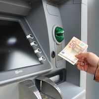 Es oficial: Hacienda puede multar a las personas que ingresen o retiren dinero en efectivo del cajero de esta forma 