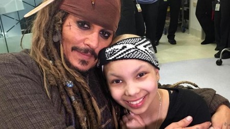 ¡Bravo Johnny Depp!: visita a los niños en el hospital vestido de Jack Sparrow