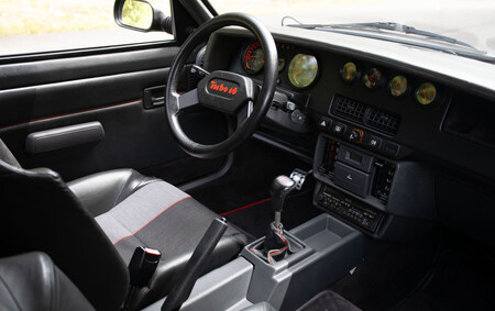 Peugeot 205 Turbo 16 (1985) negro, subastado en Monterey 2023