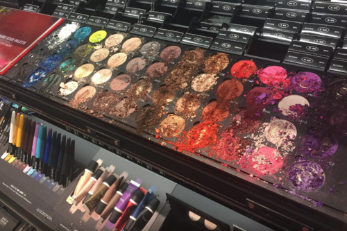 ¿Qué harías si tu hijo fuera responsable de un destrozo así en una tienda?