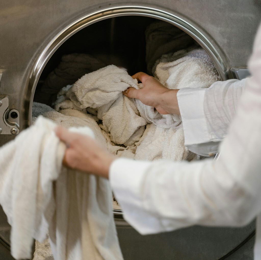 Ni lejía ni bicarbonato: la solución para acabar con las manchas amarillas en ropa blanca con ingredientes que tienes por casa 