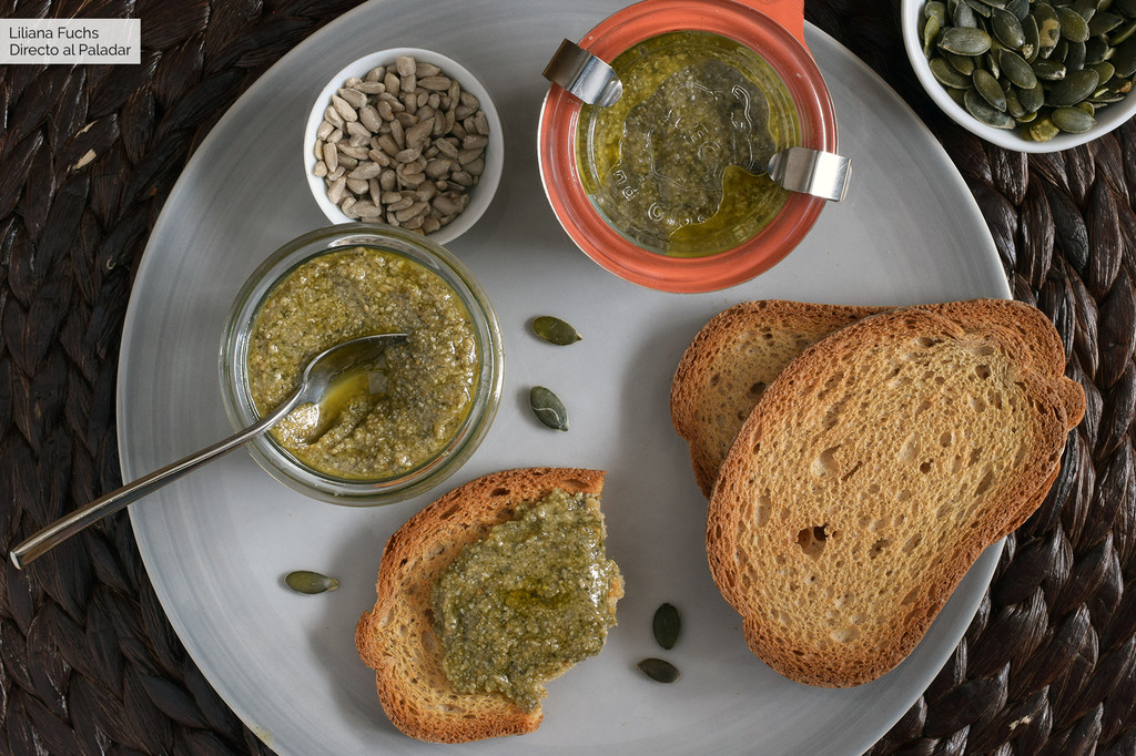Pesto de pipas de calabaza y girasol: receta para picotear o salsear (también con Magimix Cook Expert) 