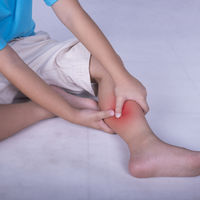 ¿Qué son los calambres por el calor y qué hacer si mi hijo los tiene?