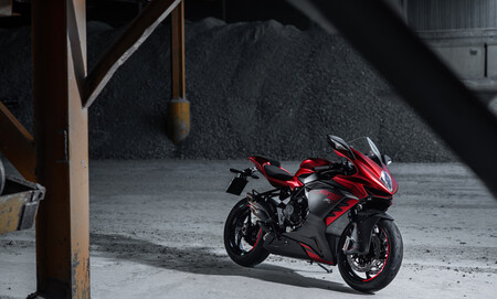 ¡Sorpresa! La MV Agusta F3-RR llega con mejoras en su motor y un carenado en fibra de carbono, por 21.900 euros