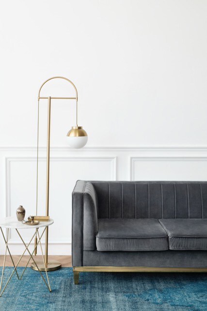 Elegante Sala De Estar De Estetica De Lujo Moderna De Mediados De Siglo Con Sofa De Terciopelo Gris Y Alfombra Azul En Tamano Mediano