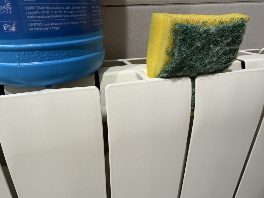 Esto es lo que pasa cuando usas agua con amoníaco en los radiadores: lo he probado y este ha sido el resultado