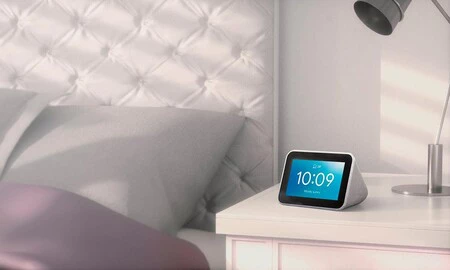 Si te cuesta levantarte tras las vacaciones el Lenovo Smart Clock te puede echar una mano por sólo 49,90 euros en las Rebajas de El Corte Inglés