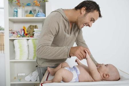 Resultado de imagen para papas cambiando pañales