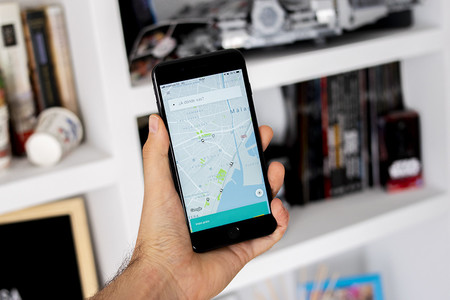 Uber continuará en València adaptándose a las condiciones del decreto de la Generalitat, y Cabify también trabaja en ello