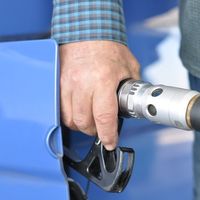 La guerra de precios en la OPEP y el coronavirus mantienen en mínimos el precio del crudo (y se nota en los carburantes)