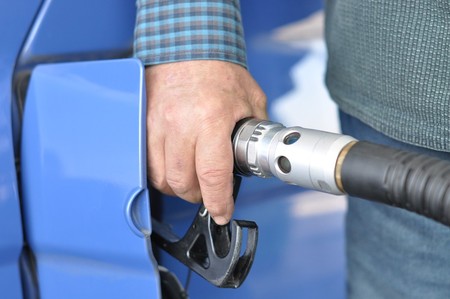 La guerra de precios en la OPEP y el coronavirus mantienen en mínimos el precio del crudo (y se nota en los carburantes)
