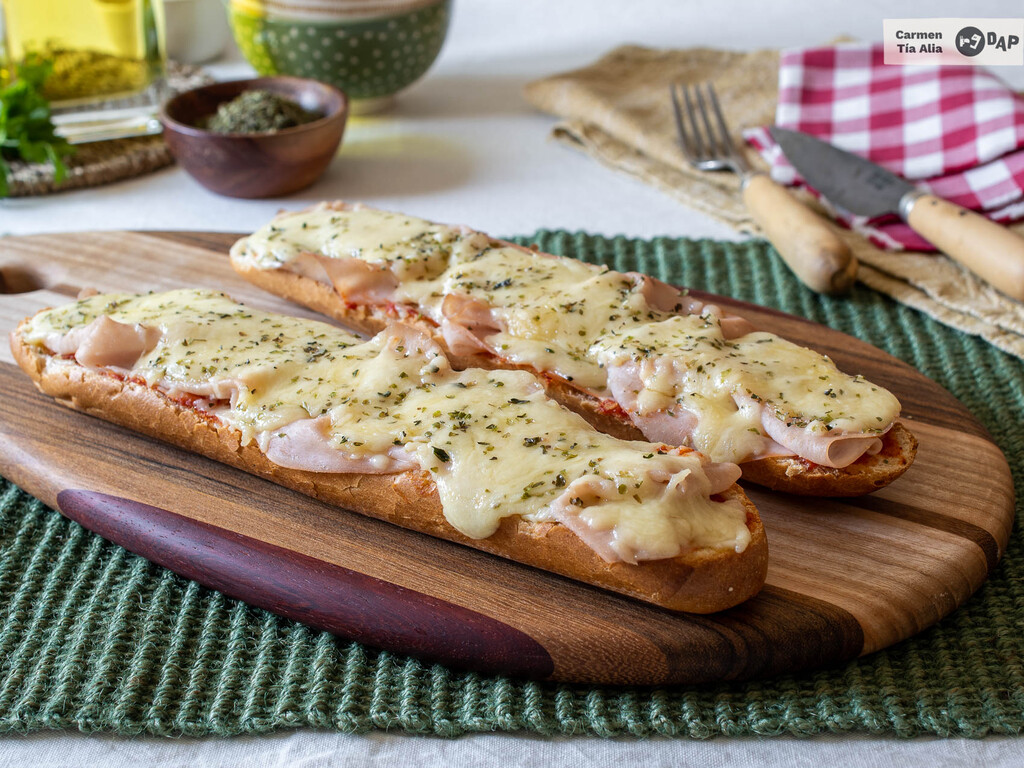 Paninis caseros o pizza de pan: una receta exprés que te solucionará las cenas y mucho más