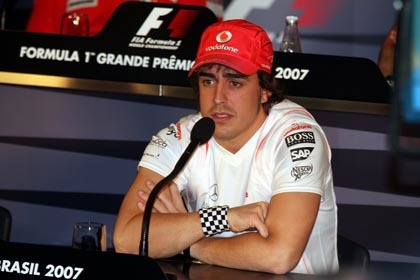 Mercedes le abre la puerta de salida a Alonso