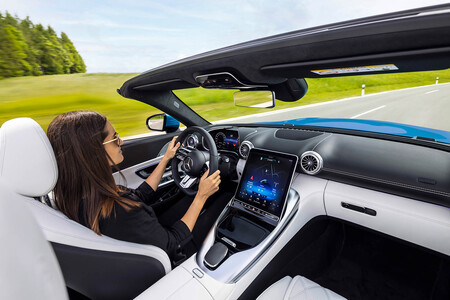 Mercedes nos desvela el interior del nuevo Mercedes AMG SL: asientos 2+2 y pantalla central inclinable