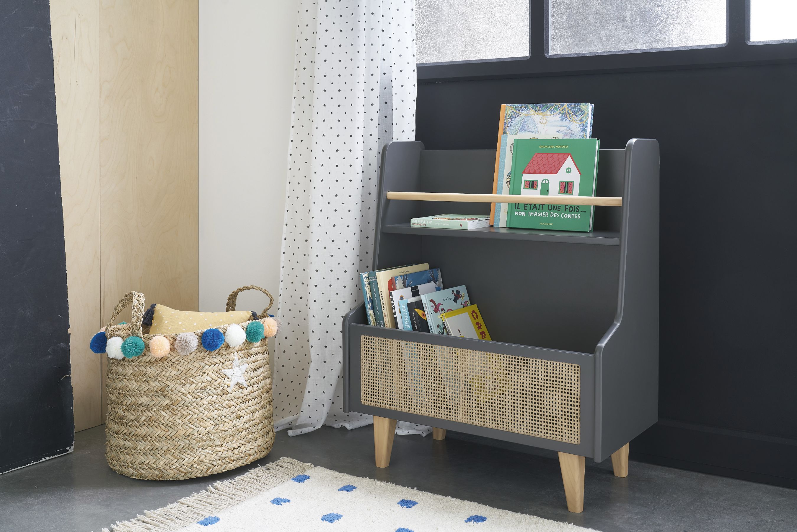 Cesta infantil de fibra vegetal con pompones multicolores