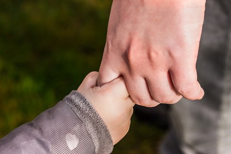 Los niños no son animales: siembra la polémica al exigir zonas sin niños al igual que las hay sin animales