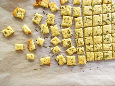 Aperitivo: galletas de parmesano y romero