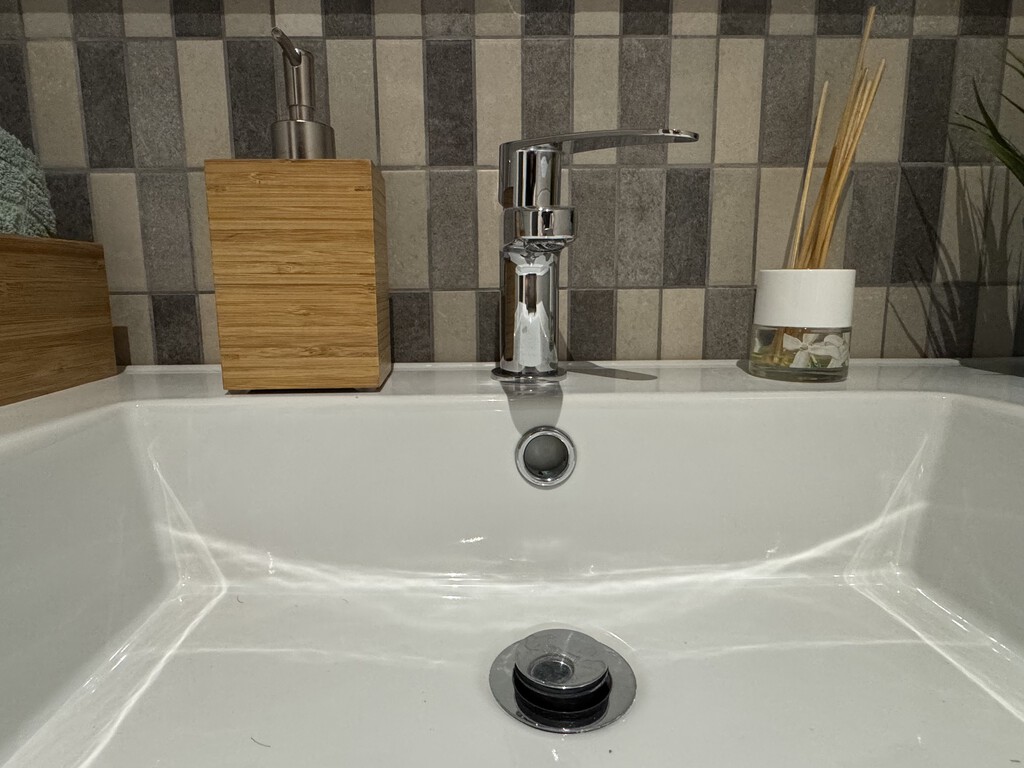 Este es el truco que me ha enseñado un fontanero para desatascar en segundos el lavabo o un fregadero